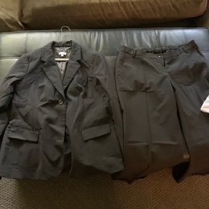 A Pea in the Pod Wool Maternity 3 button Suit